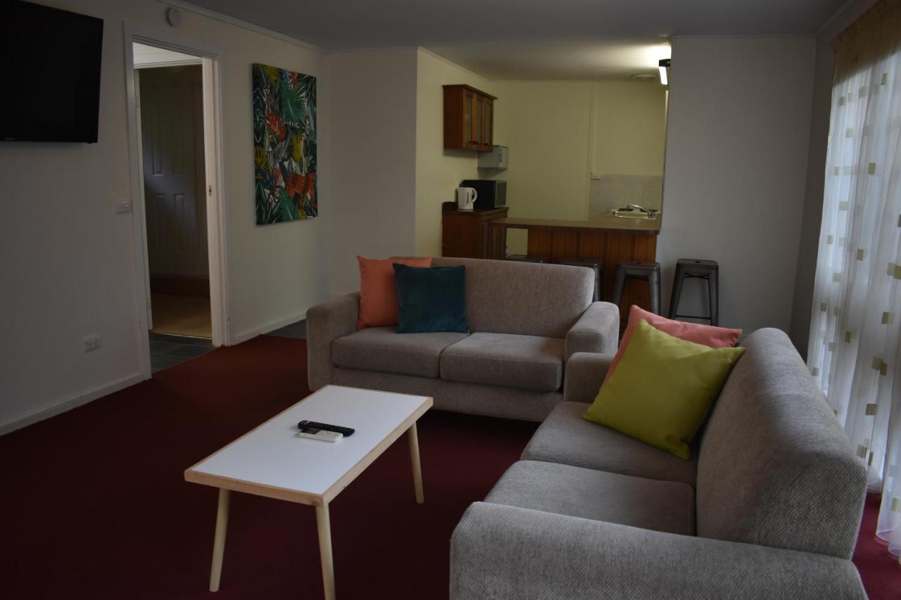 Sanctuary House Resort Motel ヒールズビル エクステリア 写真