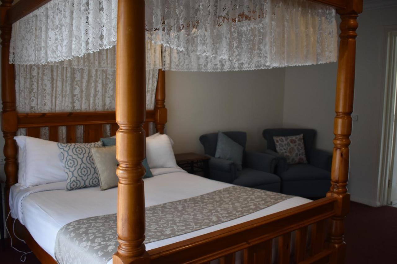 Sanctuary House Resort Motel ヒールズビル エクステリア 写真