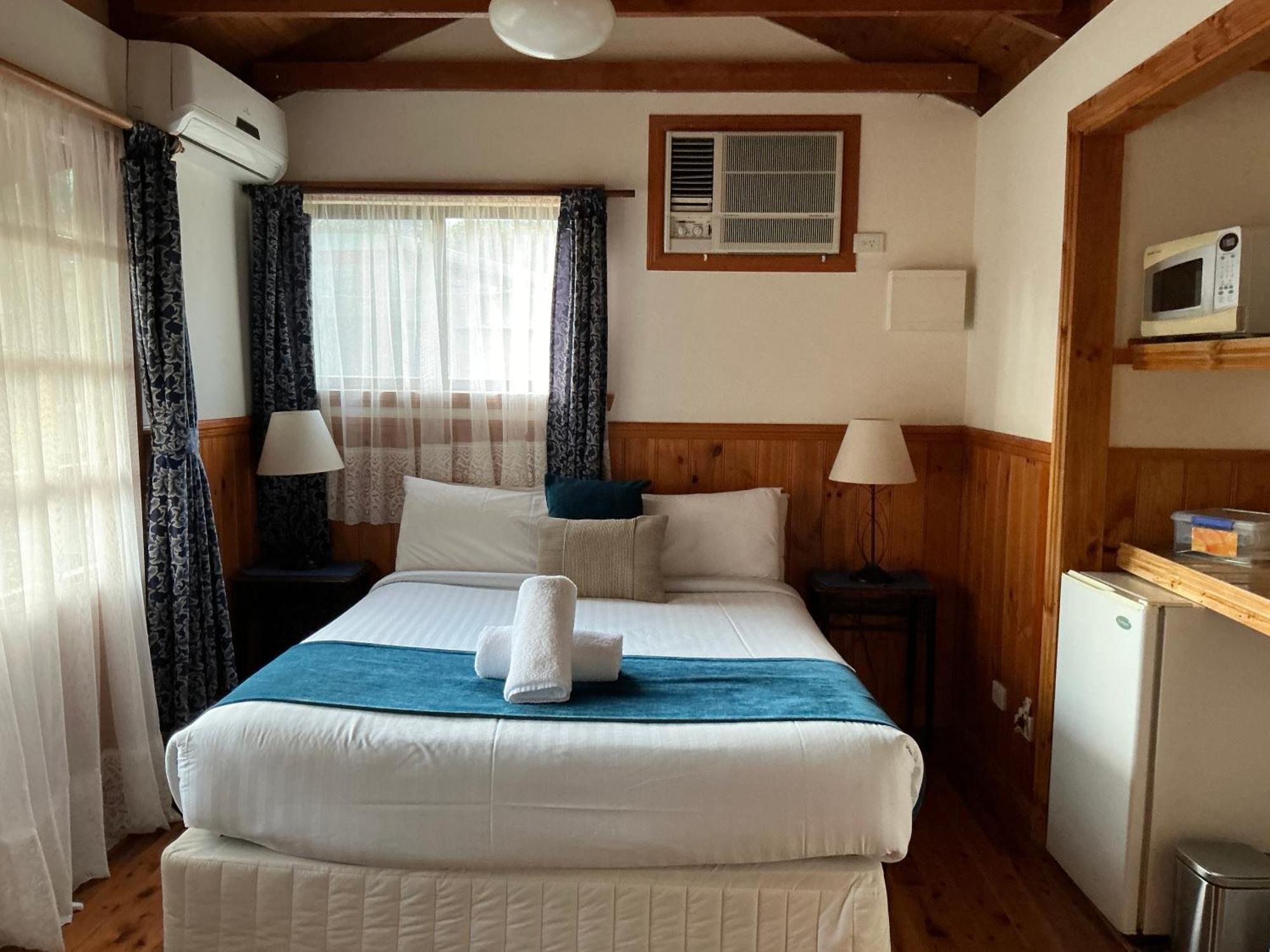 Sanctuary House Resort Motel ヒールズビル エクステリア 写真