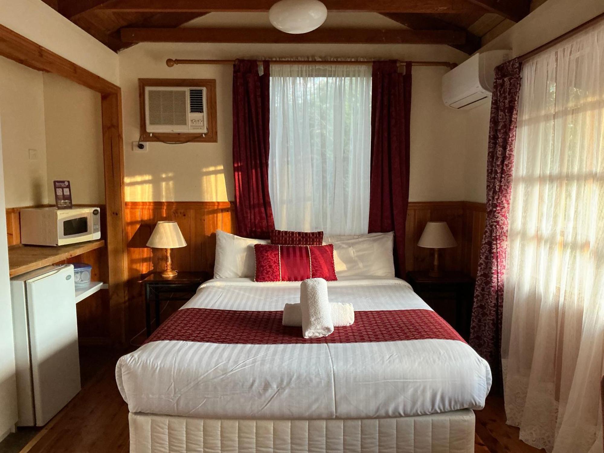 Sanctuary House Resort Motel ヒールズビル エクステリア 写真