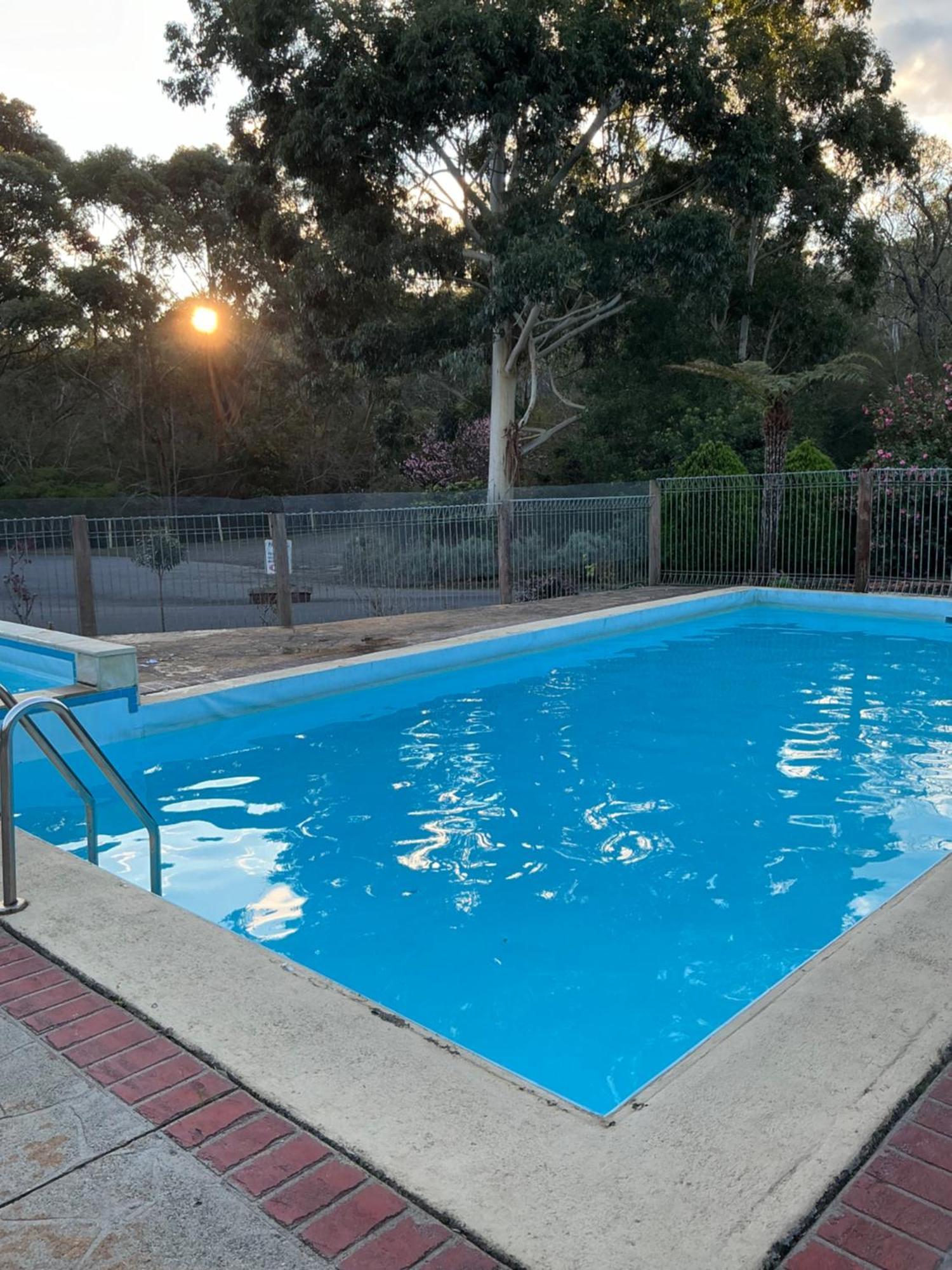 Sanctuary House Resort Motel ヒールズビル エクステリア 写真