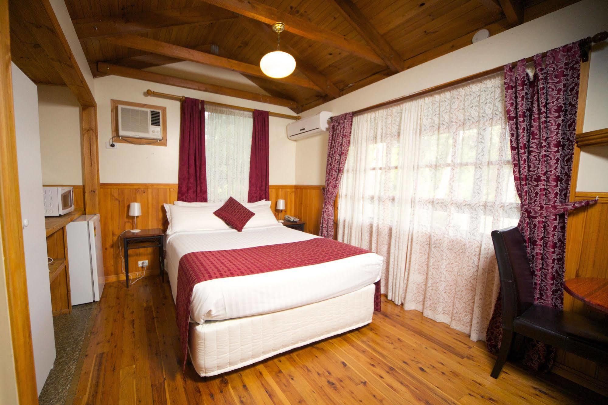 Sanctuary House Resort Motel ヒールズビル エクステリア 写真
