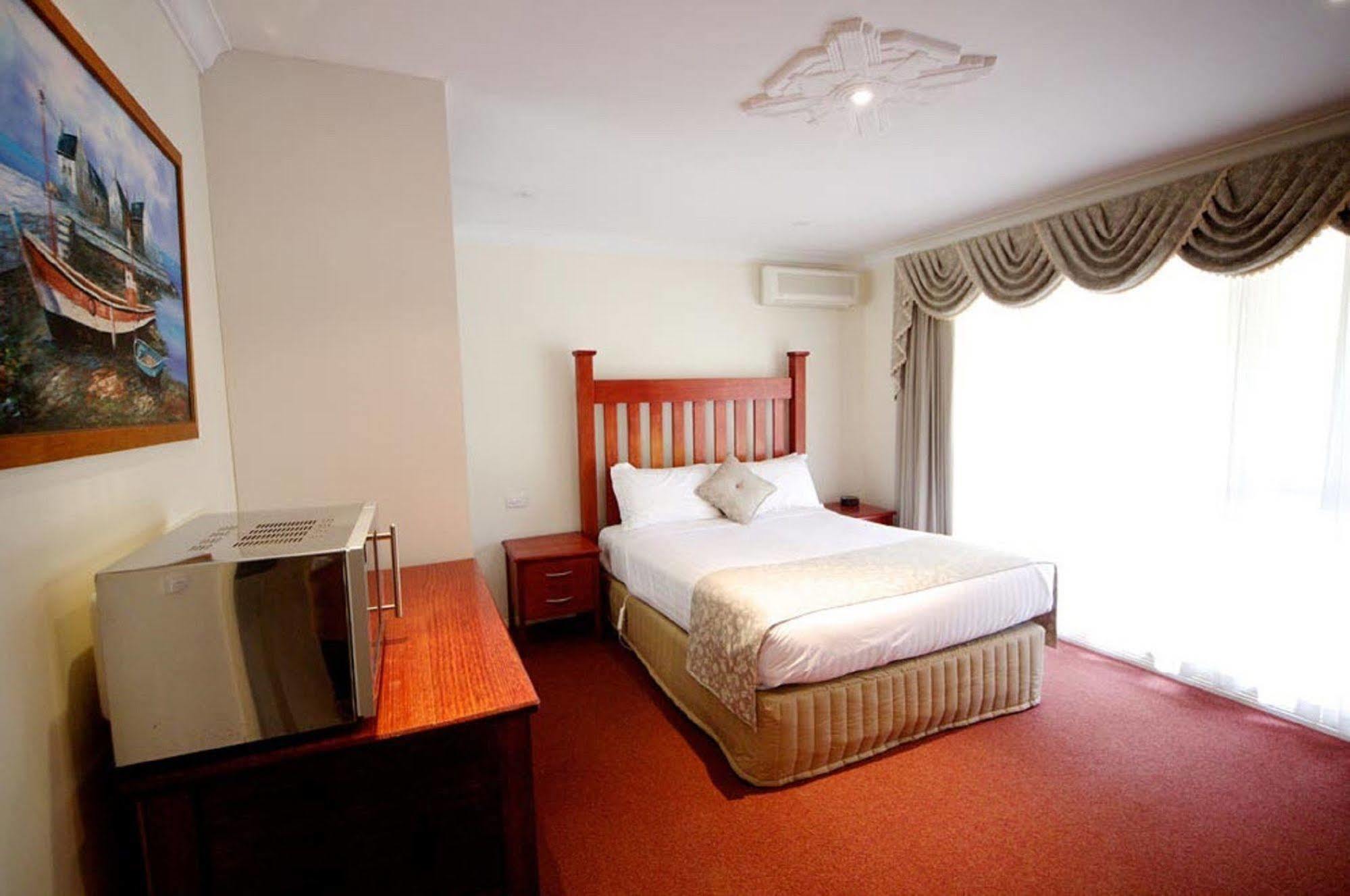 Sanctuary House Resort Motel ヒールズビル エクステリア 写真